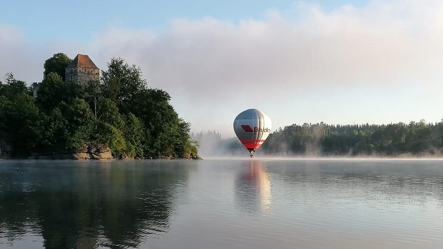 © Jürgen Langthaler Beim Fischen am Ottensteiner Stausee. Der Ballon knapp über dem Wasser - Sensationell. (Jürgen Langthaler)