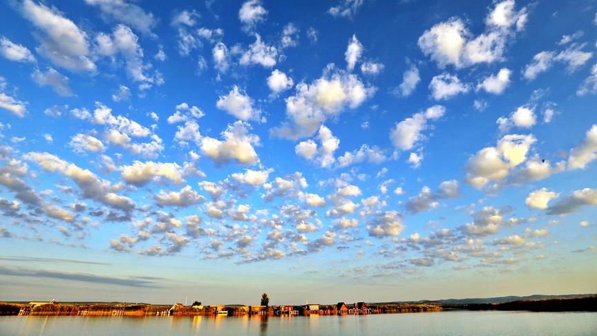 © Josef Polansky Wunderschöne Schönwetterwölkchen über der Ruste Bucht am Neusiedlersee. (Josef Polansky)