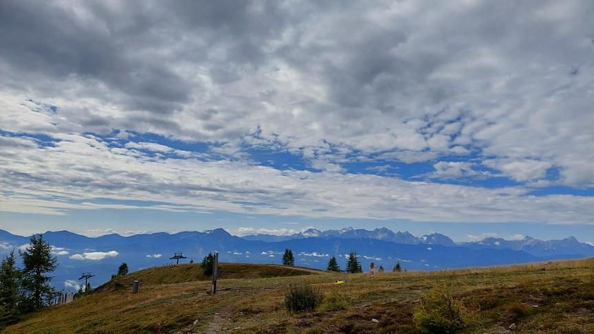 © Erika Uiberlacher Der Blick von der Görlitzer zu den Karawanken und Julischen Alpen. (Erika Uiberlacher)