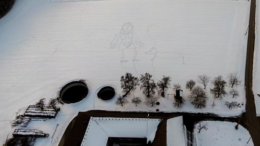 © Alexandra Pürstinger Alexandra Pürstinger (11 Jahre) aus Wartberg an der Krems hat im schneebedeckten Feld ein kleines Kunsterwerk gestaltet. Mit ihren Schritten ist dieses Bild enstanden.