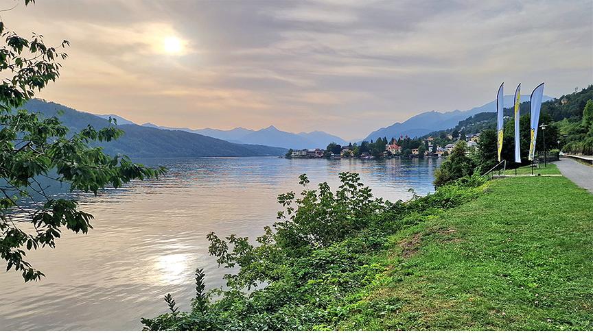 Fluss mit Berglandschaft im Hintergrund. Die Luft wirkt trüb durch Saharastaub.