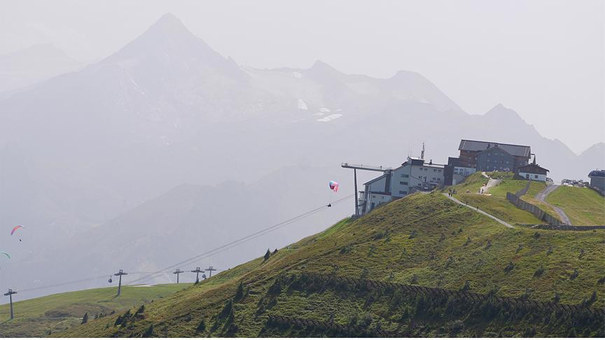 Berglandschaft mit Lift bei trüber Luft.