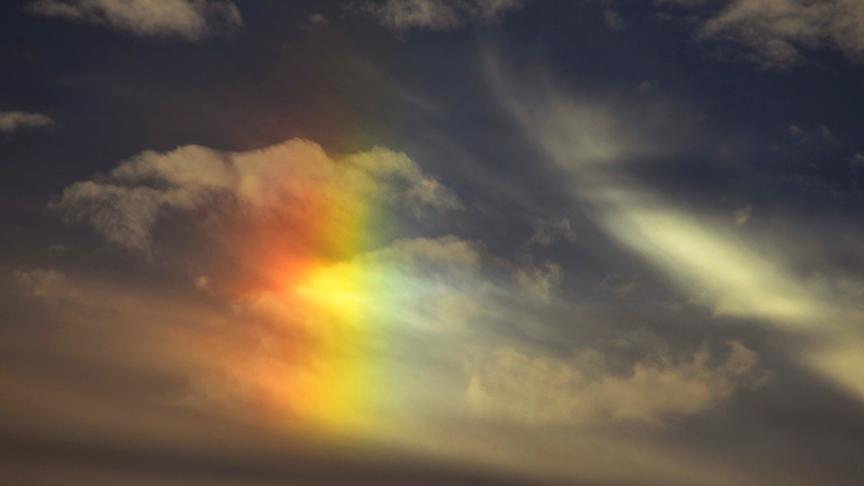 Wolken mit Regenbogenfarben