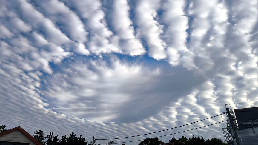 Schäfchenwolken mit Wolkenloch