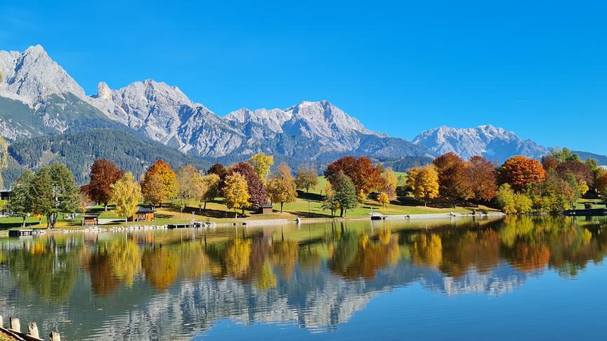 © Mayr Hans Peter Blick vom herbstlichen Ritzensee auf das Steinere Meer in Saalfelden. (Mayr Hans Peter)