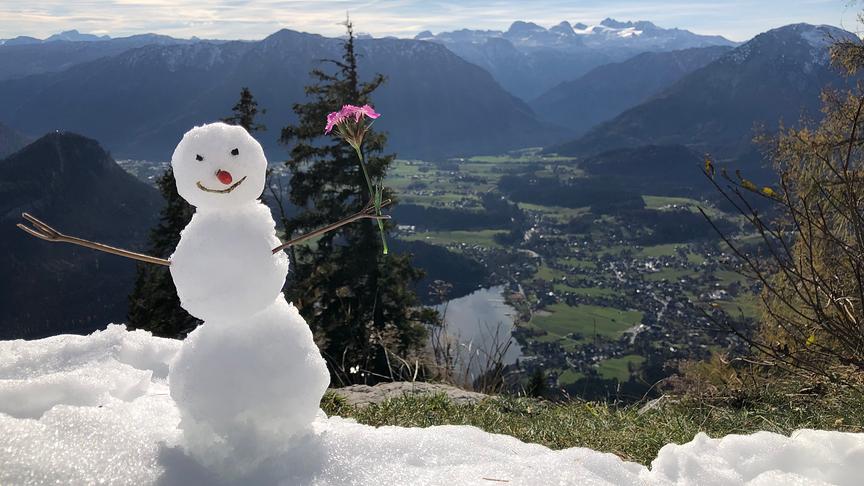 © Anita Putz Der Dachstein mit einem kleinem Schneemann im Vordergrund. (Anita Putz)