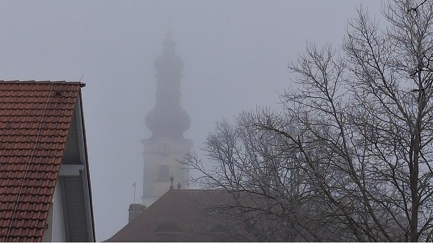Kirchturm befindet sich im dichten Nebel