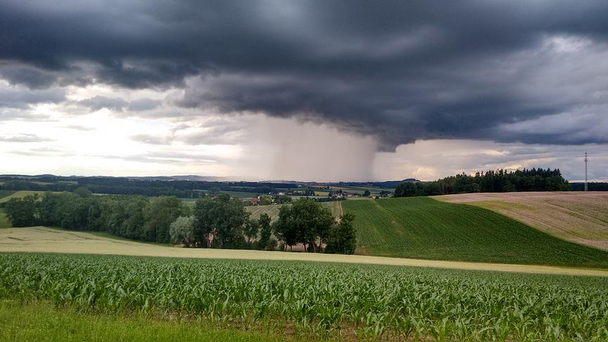 © Rudolf Wagner Begrenzte Regenfront, fotografiert von Pötting aus Richtung Norden. (Rudolf Wagner)