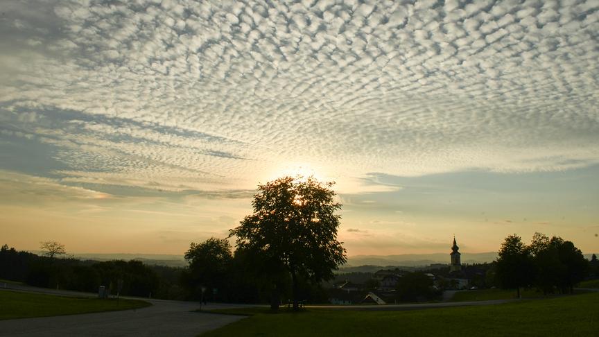 © Bernhard Falkinger Schäfchenwolken heute Abend über St. Johann am Wimberg (Bernhard Falkinger)