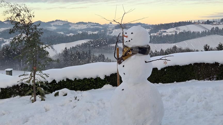 Da wir mehrere Stunden keinen Strom hatten, haben wir genügend Zeit, mit den Kindern einen Schneemannn zu bauen. Hintergrund ist die Südsteirische Weinstraße. (Gerhard und Petra Resch)