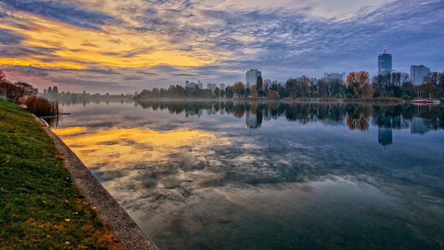 © Alexander Bauer Die Alte Donau in Wien kurz nach Sonnenaufgang. Rechts im Hintergrund der DC-Tower. (Alexander Bauer)