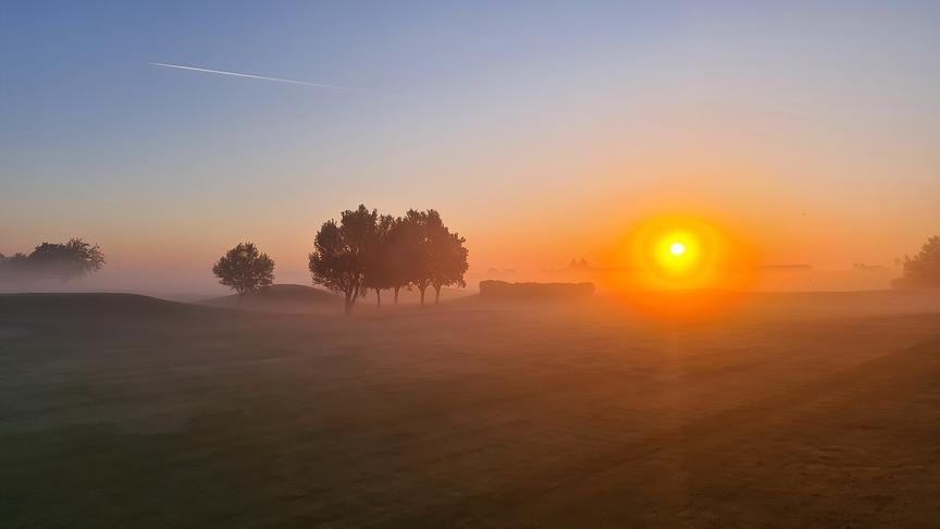 © Ulli Nagy Sonnenaufgang über dem Golfplatz Achau (Ulli Nagy)