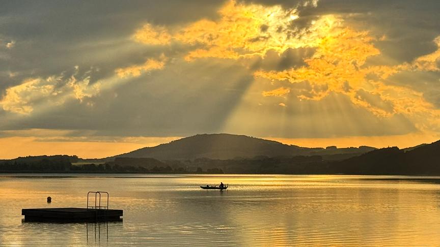 © Christof Mitterndorfer Blick am Wallersee mit Fischerboot, von Seekirchen Richtung Henndorf (Christof Mitterndorfer)