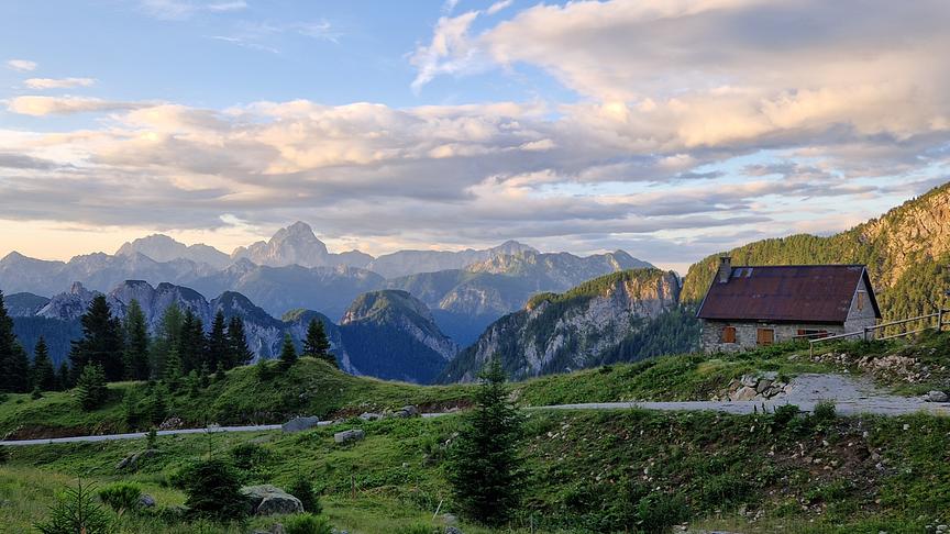 © Hans Eder Blick über die Auernigalm auf die Julischen Alpen (Hans Eder)