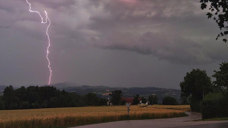 © Christian Kogler Blitzeinschlag bei einem aufziehendem Gewitter in 4400 St. Ulrich bei Steyr, OÖ (Christian Kogler)