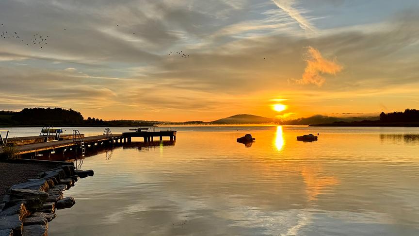 © Christof Mitterndorfer Am Strandbad in Seekirchen am Wallersee zum Sonnenaufgang. Blickrichtung Neumarkt. (Christof Mitterndorfer)