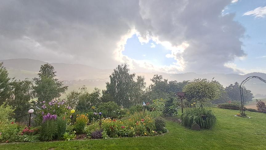 © Brigitte Wießmayer Sonnenloch im Gewitterhimmel über Peilstein im Mühlviertel (Brigitte Wießmayer)