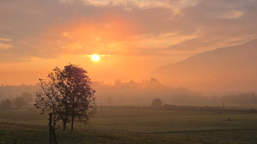 Ein selten schöner Sonnenaufgang über dem Gailtal, Blick von der kleinen Ortschaft Podlanig bei Hermagor zu den östlichen Karnischen Alpen,  heute früh.  Die Nebel über dem Tal erstrahlten in orangerot...., faszinierend! 