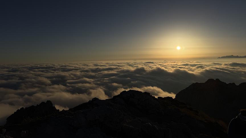 Sonnenaufgang über einer Wolkendecke