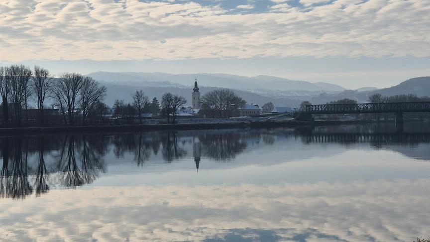 Aufgenommen in Krems/Stein. Blickrichtung Mautern. Die Wolken spiegeln sich im Wasser. (Rosina Marie Humphrey)
