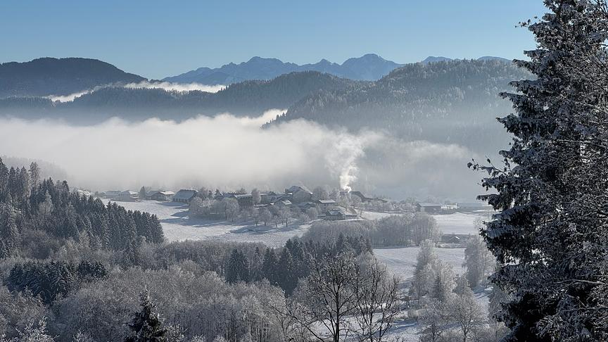 Blick in Richtung Feldkirchner und dahinter Klagenfurter Becken mit Karawanken. (Martina Tscherne)