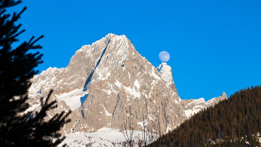 © Christa Kramer Der Vollmond sitzt auf dem Dachstein. (Christa Kramer)