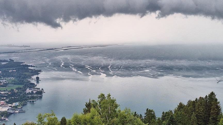 © Günter Schreier Blick vom Pfänder auf den Bodensee mit einer Regenfront vor Bregenz. (Günter Schreier)
