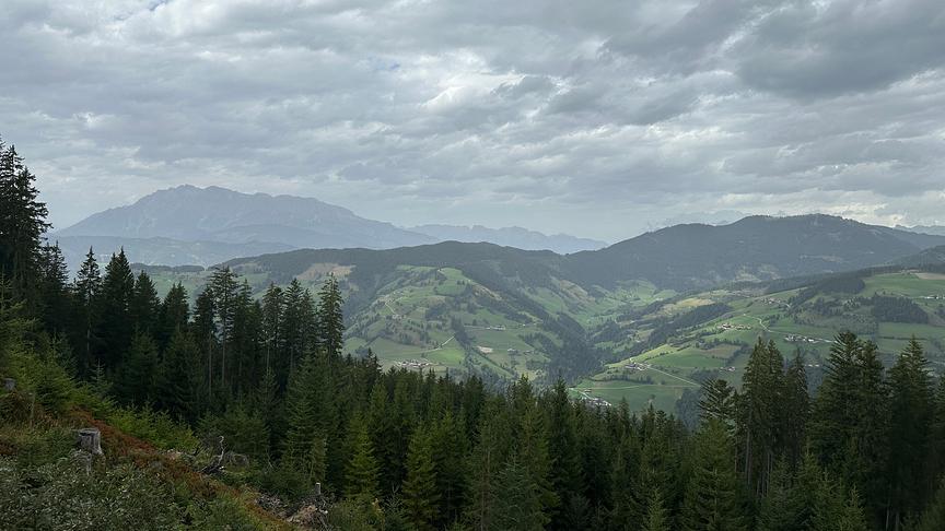 Blick vom Grafenberg in Wagrain ins Ginautal. Im Hintergrund der Hochkönig getrübt durch den Saharastaub in der Luft.