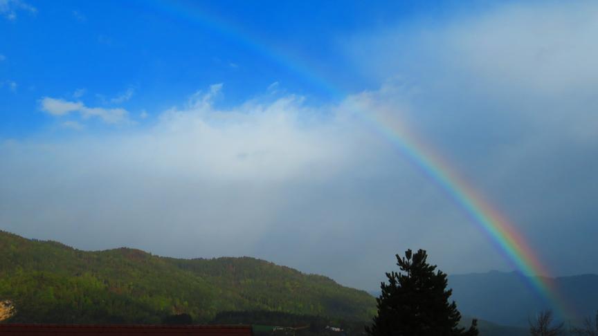 © Georg Wastl Aprilwetter. Zuerst starker Regen, dann ein Regenbogen, der sich über den blauen Himmel spannt. (Georg Wastl)