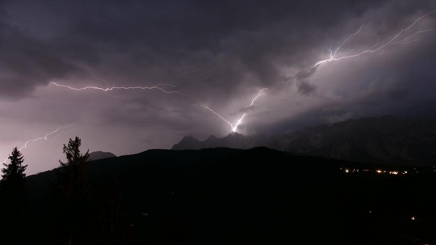 © Johann Pfingstl Zwei Blitzeinschläge im Dachsteingipfel innerhalb von 50 Sekunden! Fotografiert von der Reiteralm. (Johann Pfingstl)