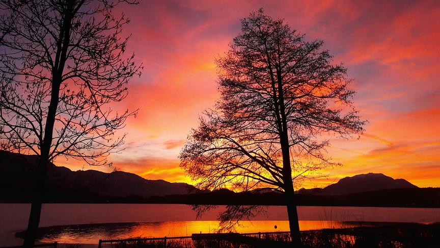 © Thomas Kaiser Romantische Abendstimmung am teilweise zugefrorenen Faaker See. (Thomas Kaiser)