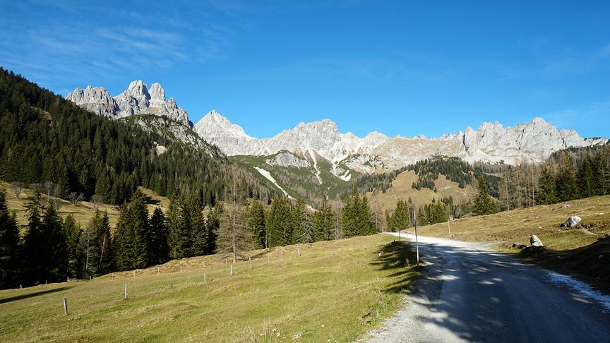 © Annelie Möser Der Gosaukamm mit den Bischofsmützen im Spätherbst bei herrlichem Wetter. (Annelie Möser)