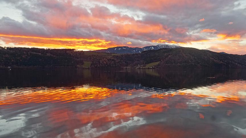 © Annelie Möser Flammender Sonnenuntergang über dem Millstätter See. (Annelie Möser)