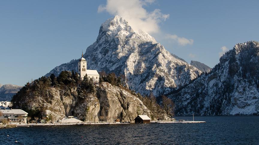 © Reinhard Feuchtner Das Johannis Kirchlein von Traunkirchen mit dem Traunstein. (Reinhard Feuchtner)