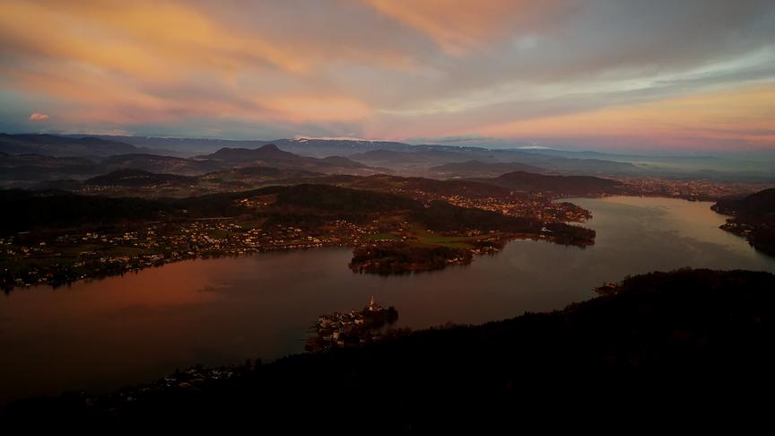 © Doris Blüm Die Aussicht auf dem Wörthersee im abendlichen Rot. (Doris Blüm)