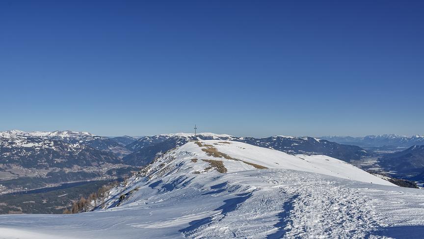 © Unterrainer Lydia Am Berg gibt es noch Schnee und eine schöne Aussicht gleich dazu. (Unterrainer Lydia)