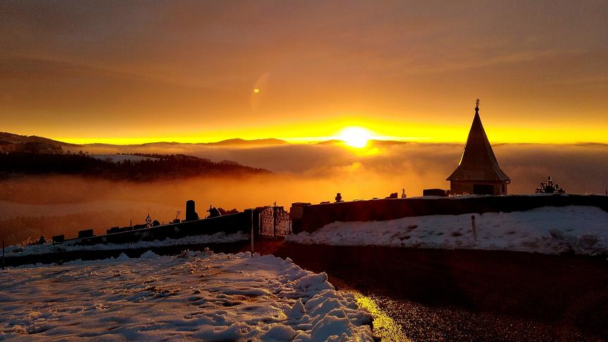 © Adorjan Monika Schöner Sonnenaufgang am Friedhof in Hochneukirchen. (Adorjan Monika)