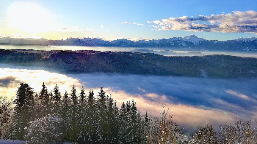 © Elisabeth Schmidl Nebelmeer über den Ossiachersee mit Blick auf den Mittagskogel. (Elisabeth Schmidl)