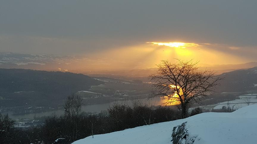© Toni Jaunecker Blick von Maria Taferl ins Mostviertel --> mit Sonnenspiegelung in der Donau. (Toni Jaunecker)