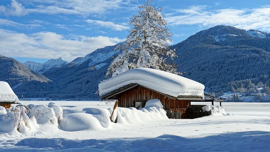 © Annelie Möser Tief verschneit ist es am Weissensee. (Annelie Möser)