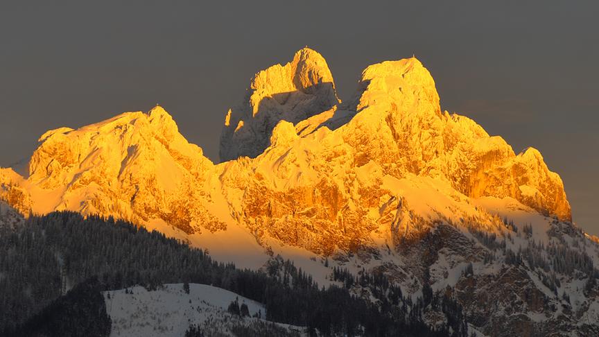 © Karl-Heinz Bülow Die Rote Flüh in den Tannheimer Bergen - Alpenglühen auf 2108 m. (Karl-Heinz Bülow)
