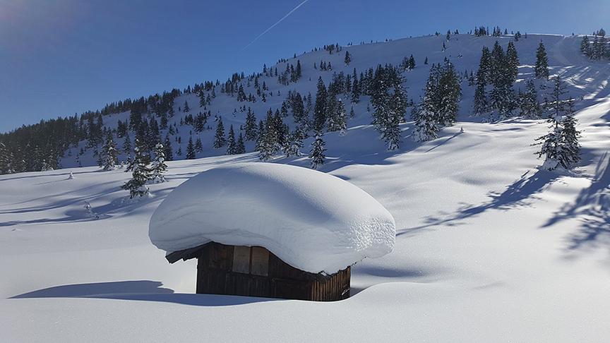 © Marco Steiner Verschneite Hütte am Fuße des Hochkeil. (Marco Steiner)