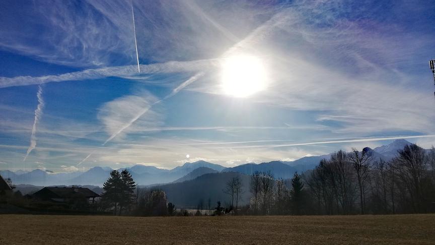 © Sabrina Kunstl Spaziergang in der Ortschaft Goritschach mit Blickrichtung Karawanken bzw. Mittagskogel. (Sabrina Kunstl)