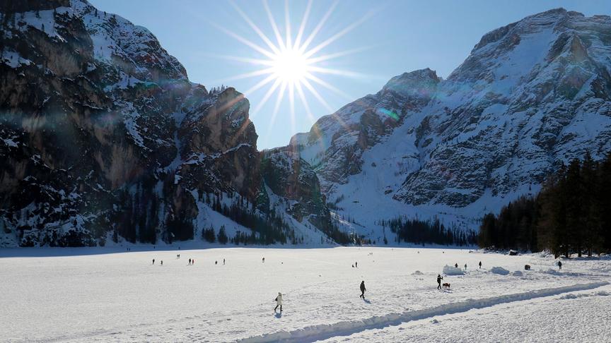 © Caro Guttner Der zugefrorene Pragser Wildsee lädt auf einen Spaziergang ein. (Caro Guttner)