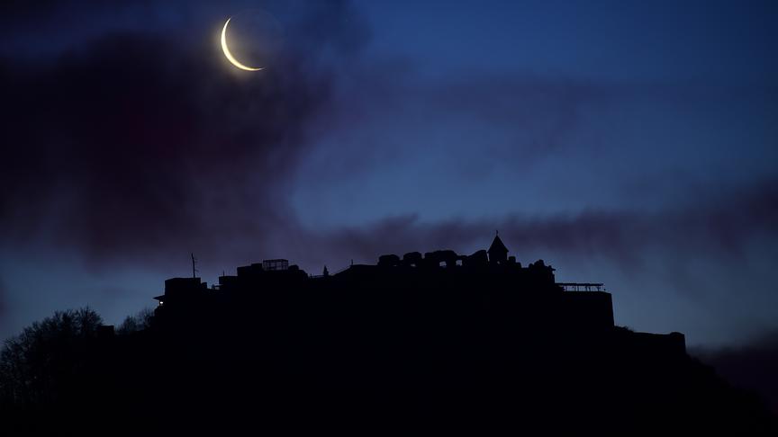 © Thomas Kaiser Mystische Stimmung mit sichelförmigem Mond unter der Burg Landskron. (Thomas Kaiser)