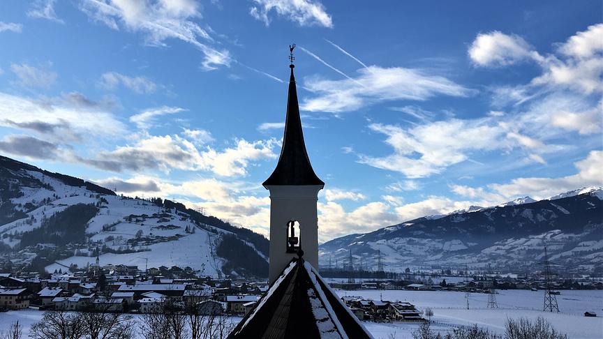 © Inge Lindengrün Blick von der Burg Kaprun Richtung Maiskogelbahn und Ort Kaprun. (Inge Lindengrün)