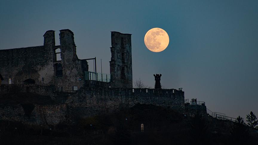 © Nina Ebner Mondaufgang über der Burgruine Obervoitsberg. (Nina Ebner)