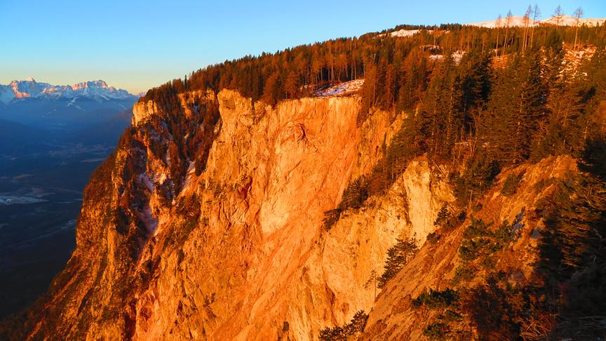 © Georg Wastl Morgensonne bei der roten Wand am Dobratsch. (Georg Wastl)