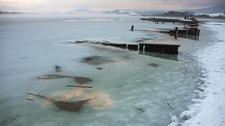 © Emma Sommeregger Gestern am späten Nachmittag bot sich mir beim Strandbad Seekirchen ein faszinierender Anblick. Die Eisdecke schon teilweise geschmolzen, ein zarter Nebelschleier legte sich gerade über den See, so hab ich den Wallersee noch nie gesehen. (Emma Sommeregger)