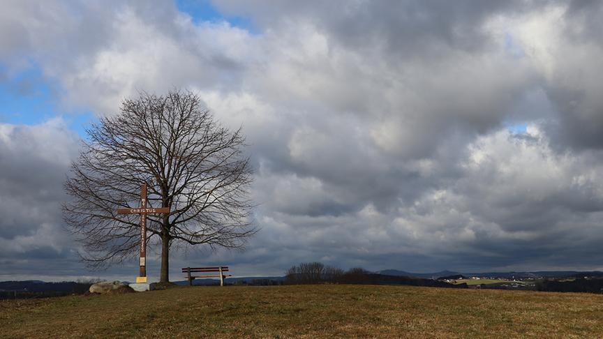 © Elisabeth Staudinger Wolkenspiel und stürmischer Wind heute am höchsten Punk in Vöcklabruck, dem Kreuz am Geispiel auf 559 m. (Elisabeth Staudinger)